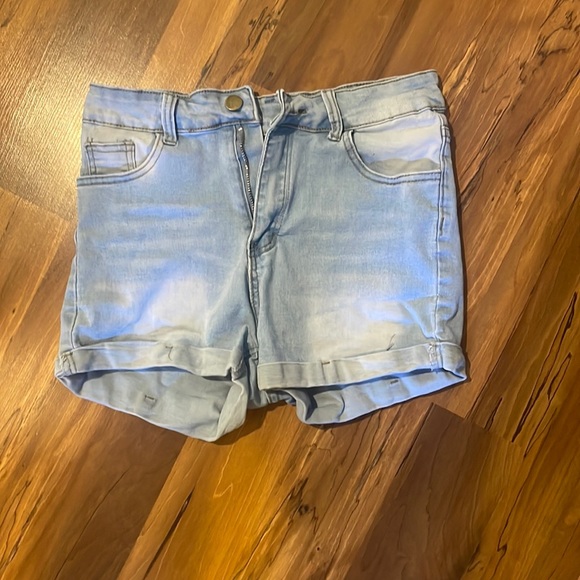 Medium shorts. Casual. - Picture 1 of 2